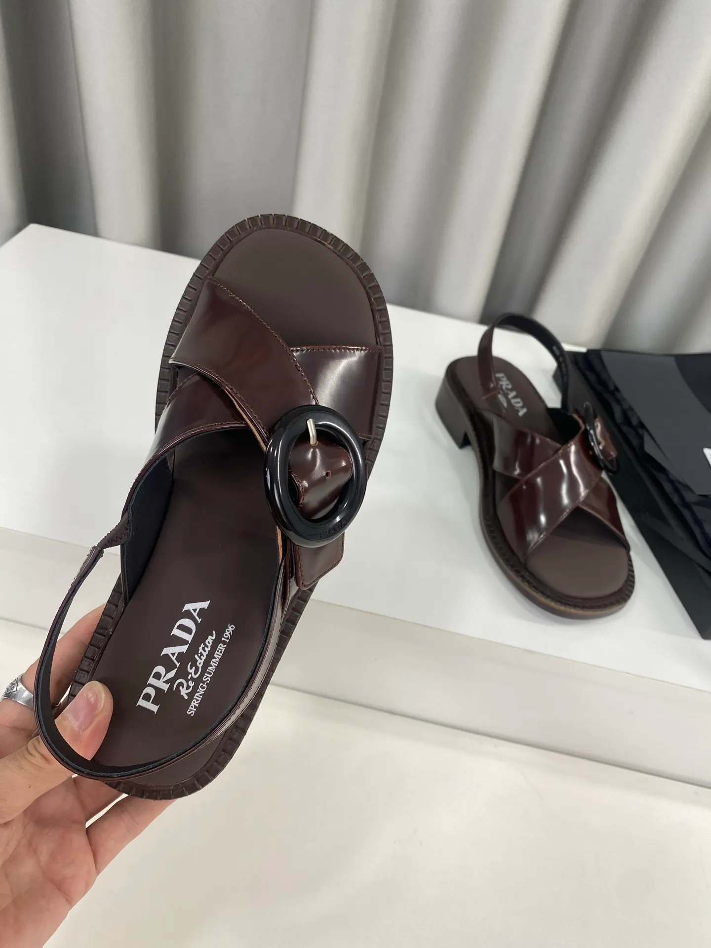 💕💕Factory direct selling price p500💕💕 Prada 25ss spring and summer new style cross thick heel sandals ☑️ Many Internet celebrity fashion bloggers are planting grass. Summer must-have sandals. Retro fashionable and avant-garde soles with uppers make the whole pair of shoes light and comfortable. Satisfy the various choices of fashionable people of different styles. The upper feet are very comfortable. The iconic metal triangle logo matches the shape of ancient beach sandals. Every design is fashionable ▪Upper: Made of original imported cow patent leather ▪Inner foot pads: sheepskin ▪Sole: Original customized rubber outsole ▪Size: 35-40 (customized for 40 yuan, non-refundable)